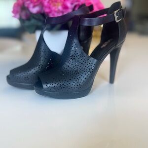 Michael Kors Alyssa | Size 8.5 | Black Leather | Open Toe Booties